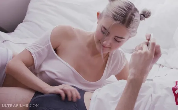 sex dit em gai Nằm bấm điện thoại cũng không yên với tình nhân eva elfie